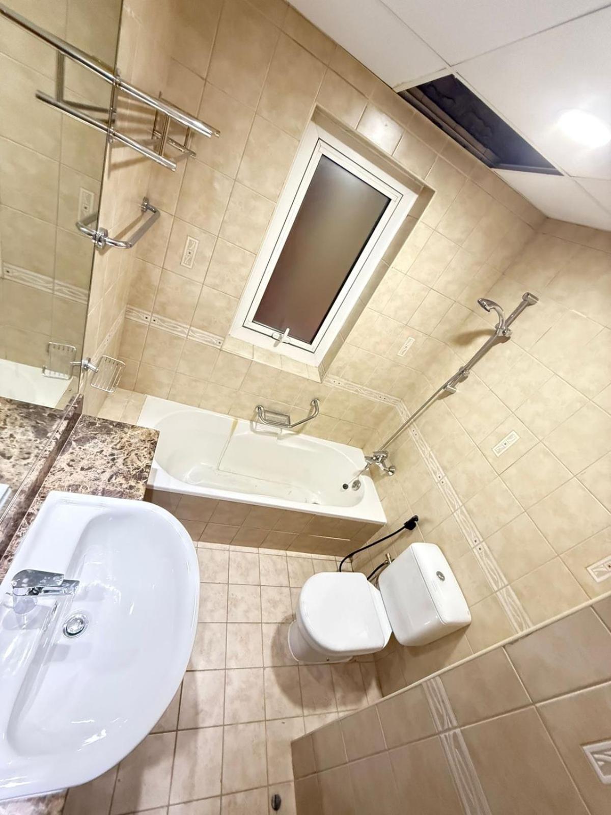 Backpackers Heaven ! 18 Beds In A 2 Bedroom Apartment In Front Of Union Metro Station Diera Dubai Exterior photo