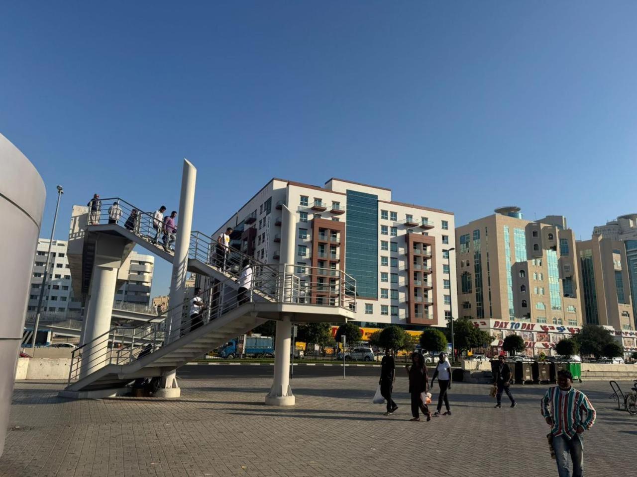 Backpackers Heaven ! 18 Beds In A 2 Bedroom Apartment In Front Of Union Metro Station Diera Dubai Exterior photo