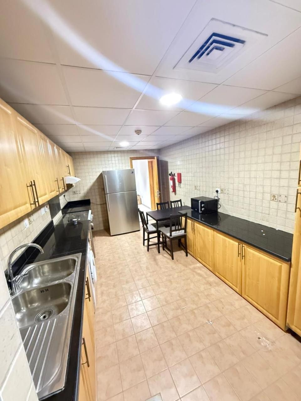 Backpackers Heaven ! 18 Beds In A 2 Bedroom Apartment In Front Of Union Metro Station Diera Dubai Exterior photo